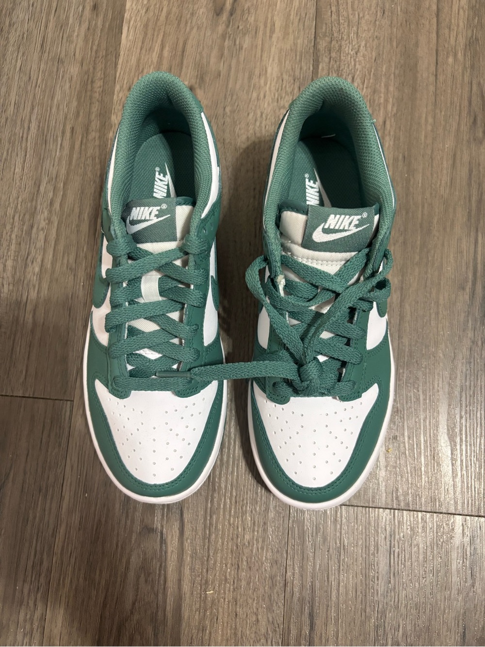 Nike Kids Low-Top Sneakers in White and Green